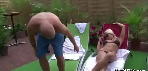 MILF Mutter fickt den jungen Sohn der Nachbarin im Freibad